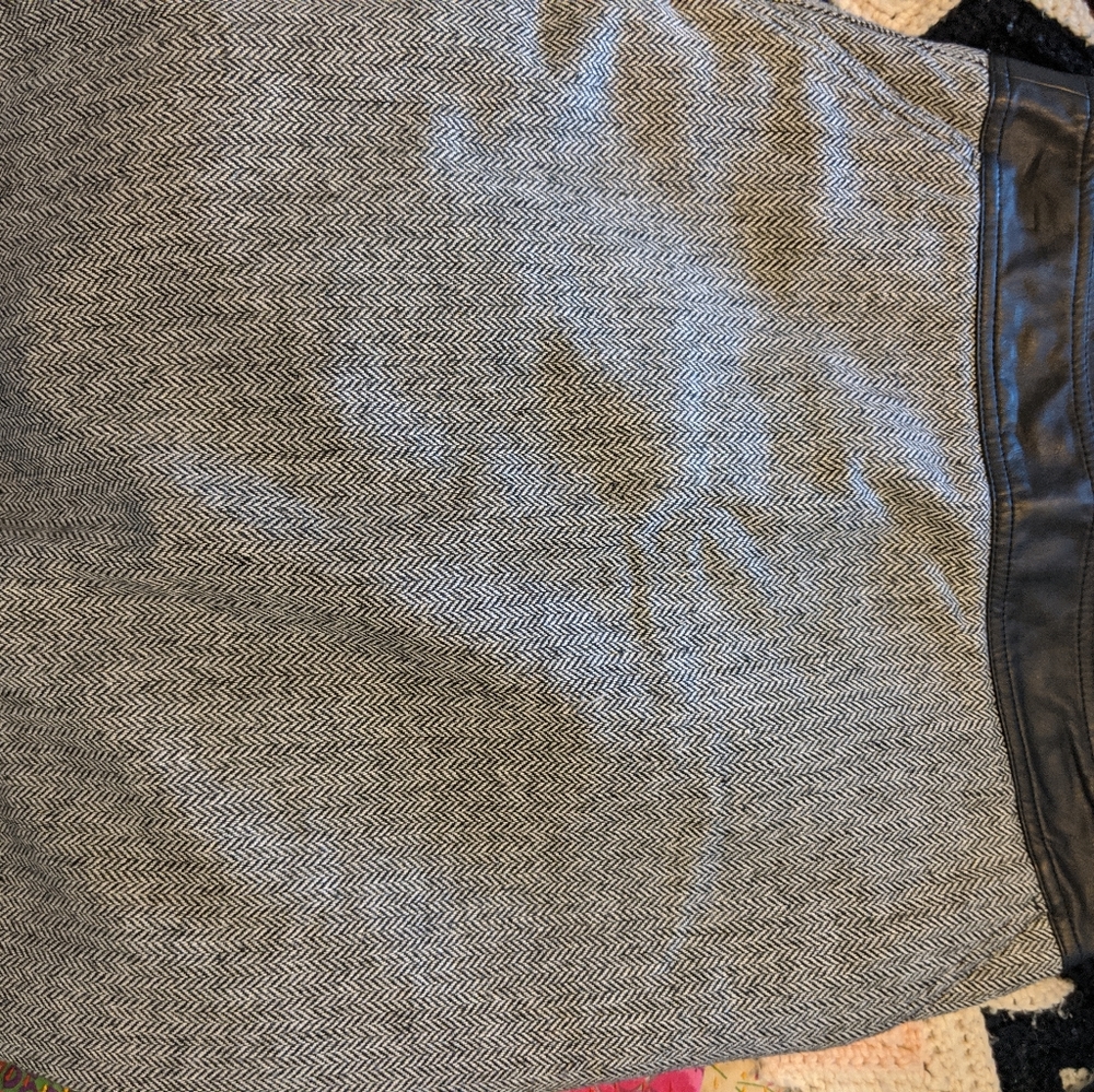 Hounds tooth skirt with leather waist accent